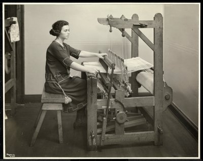 Mujer ciega trabajando en un telar en la Asociación para Ciegos de Nueva York, 111 East 59th Street, Nueva York, 1926 de Byron Company